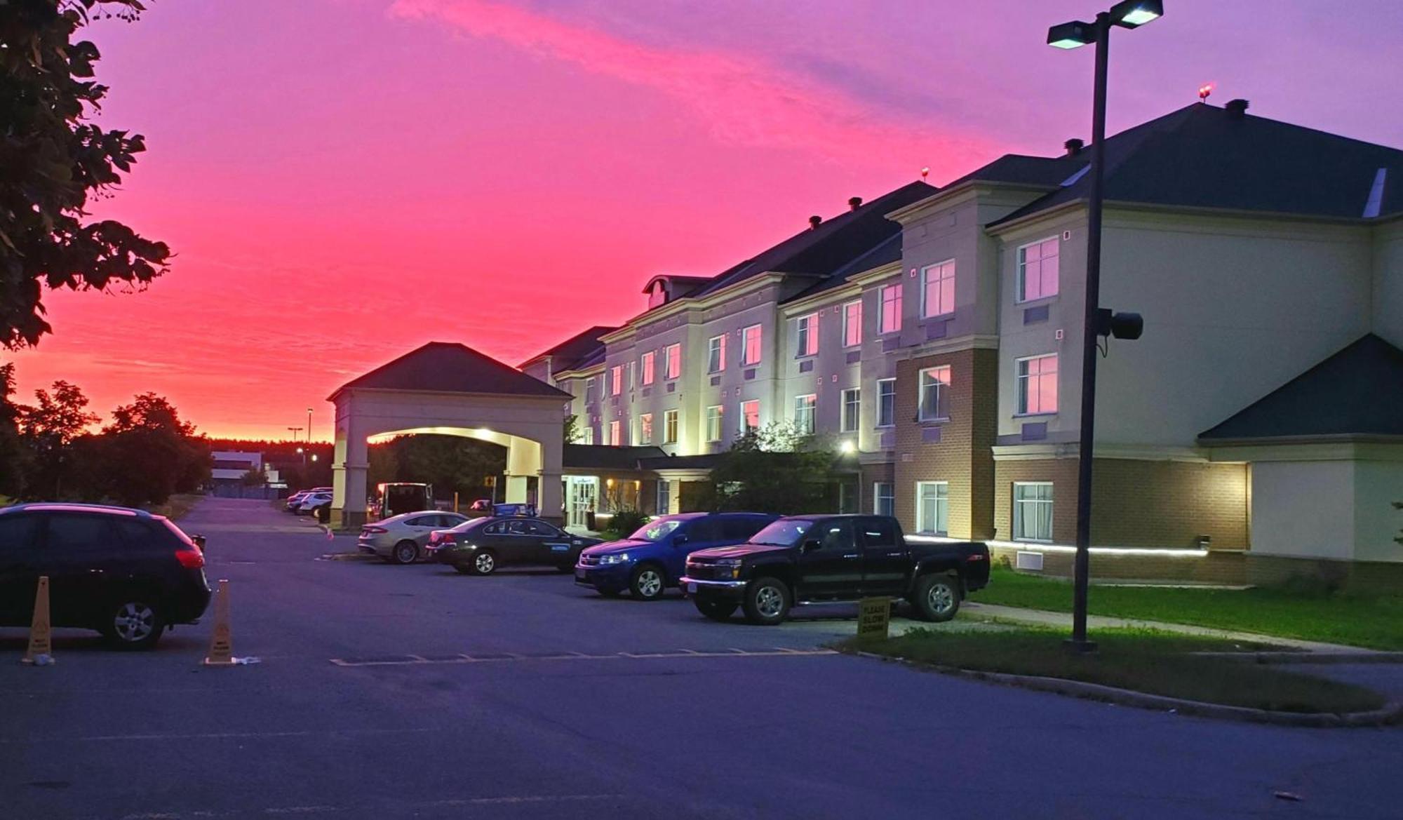Days Inn By Wyndham Ottawa Airport Exteriör bild